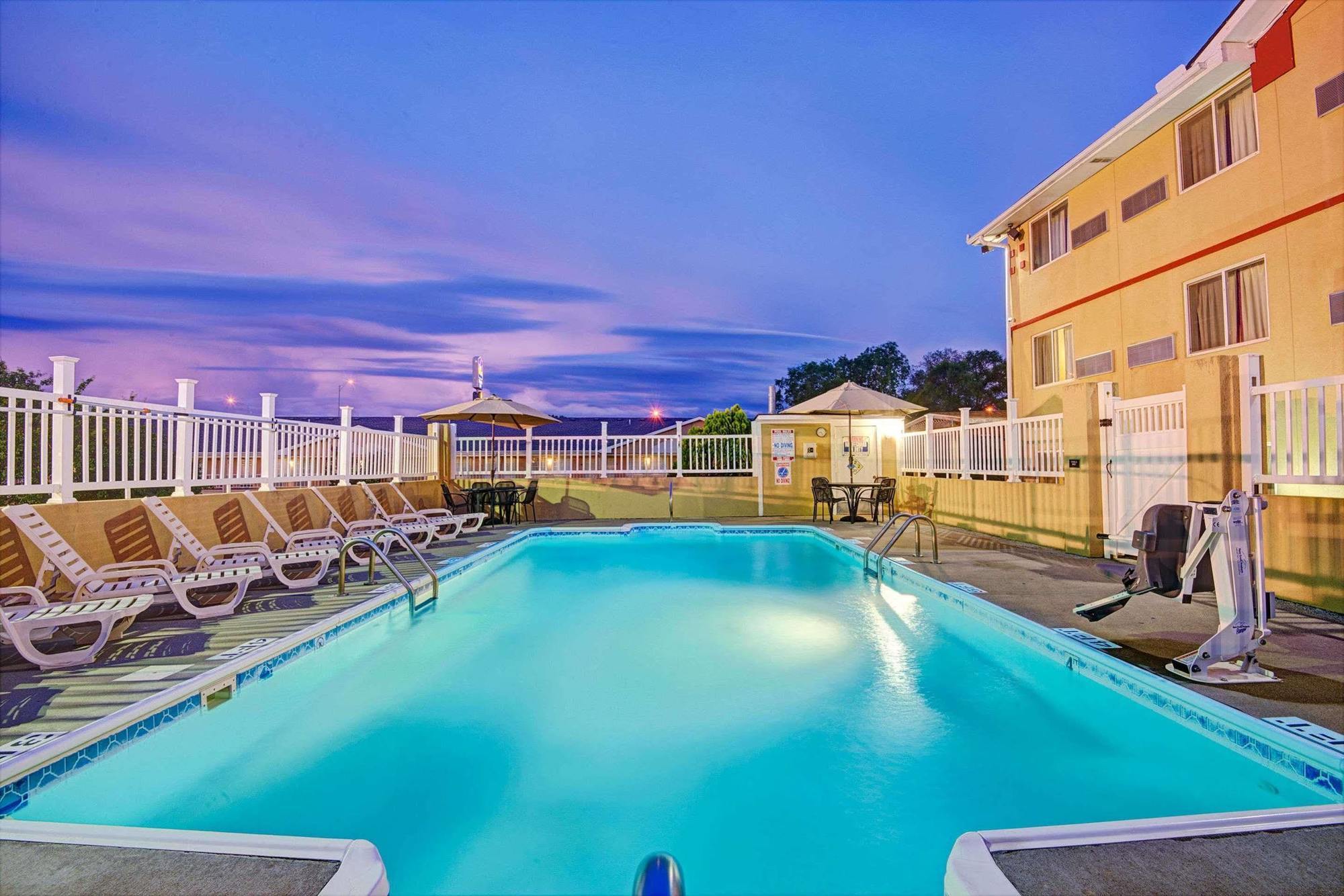 Super 8 By Wyndham Independence Kansas City Dış mekan fotoğraf